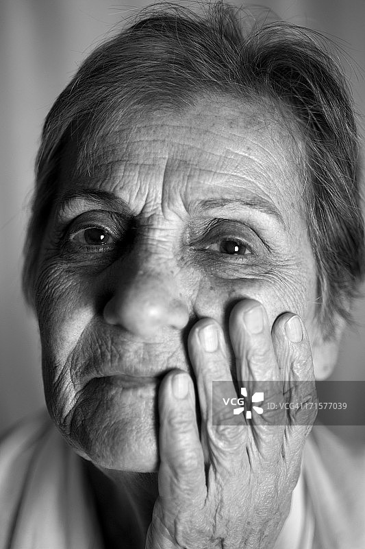 手捂脸部的年长女人图片素材