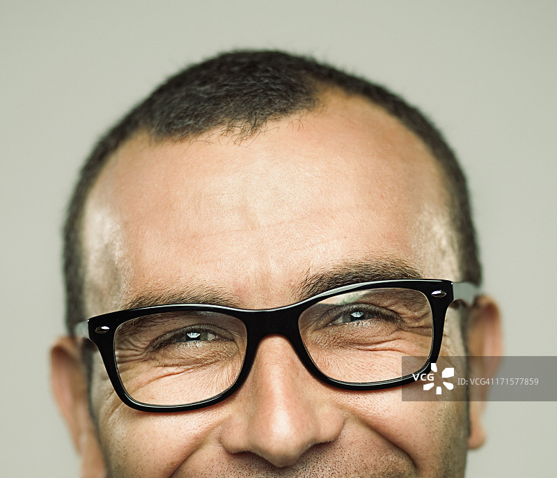 欢笑的年轻男子肖像图片素材