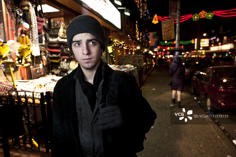 夜晚走路的年轻男人图片素材