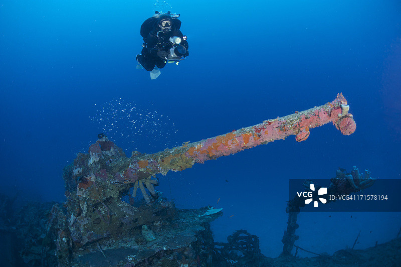 进行极深沉船潜水的摄影师图片素材