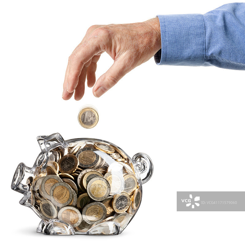 老年人的手将欧元硬币投入储蓄罐图片素材