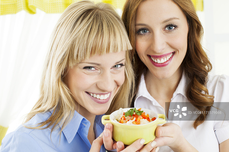 一起烹饪的快乐年轻女性图片素材