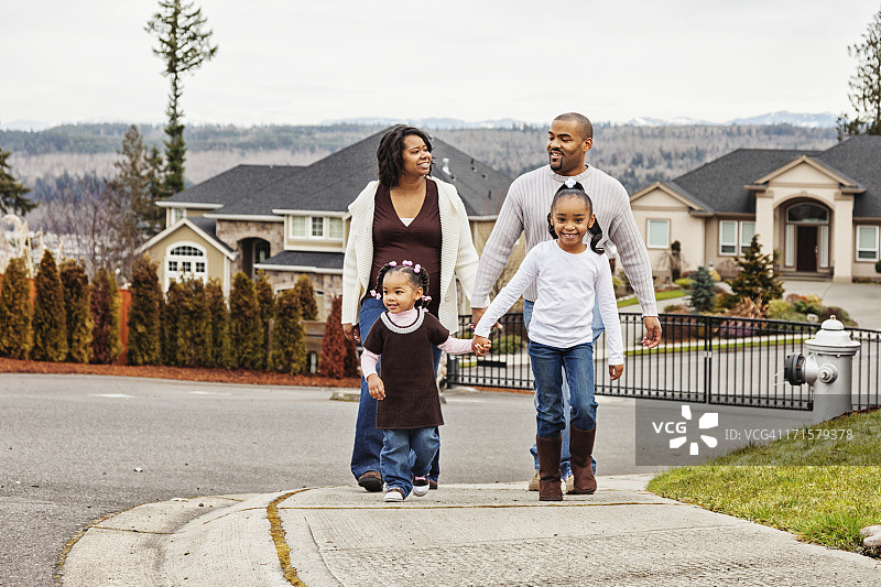年轻的非裔美国人家庭在附近散步图片素材