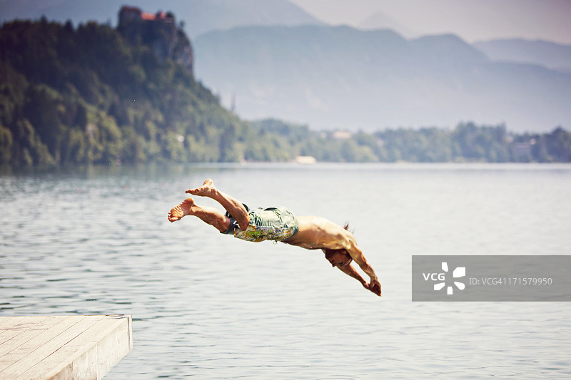 潜入水中图片素材