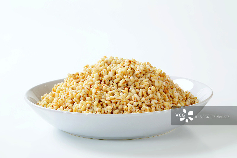 盘中煮熟的去皮大麦图片素材