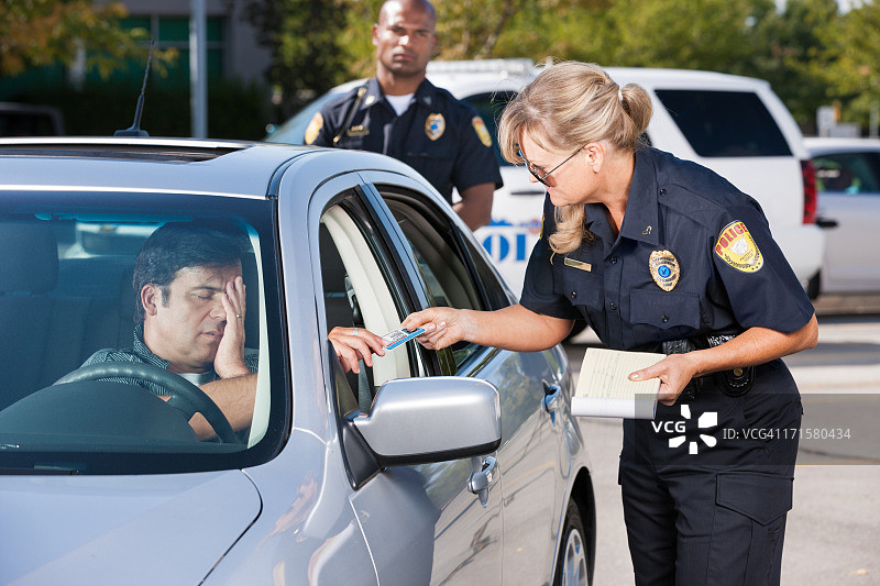 警察进行交通拦截图片素材