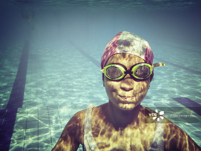 水下游泳的年轻女孩图片素材