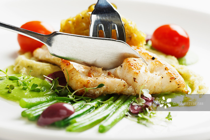 烤鱼配蔬菜：健康又美味图片素材