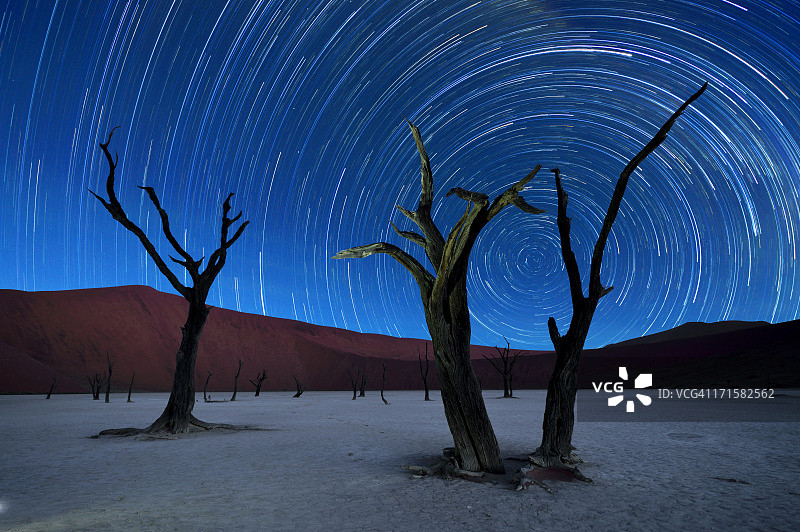 带星轨的死亡谷图片素材