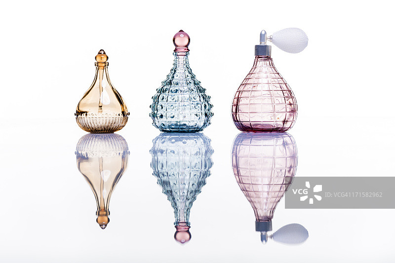 白色背景上的香水瓶影棚拍摄图片素材