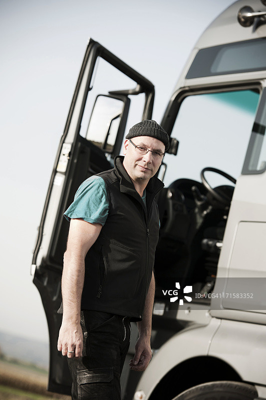 半挂卡车前的司机图片素材