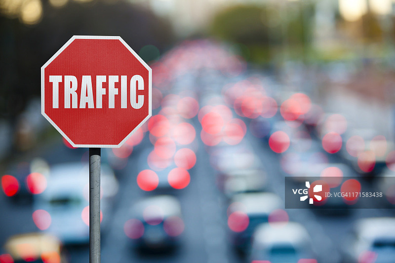 交通高峰时段的街道路牌图片素材