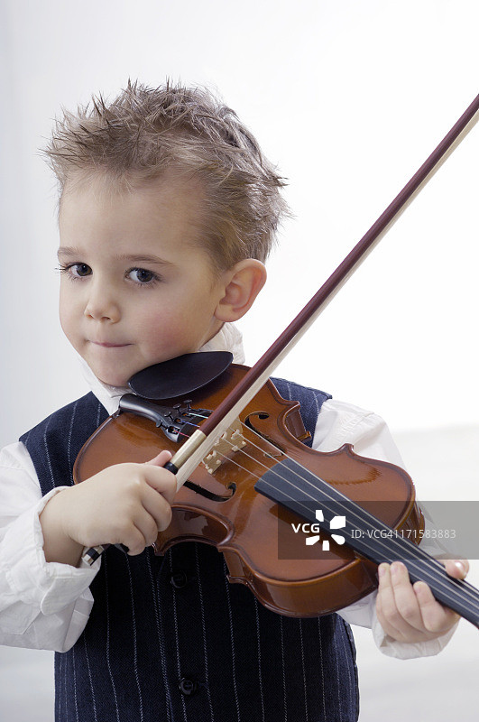 年轻的小提琴家图片素材