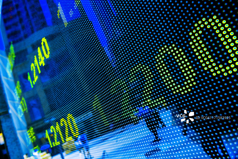 LED屏幕上的股票信息展示图片素材