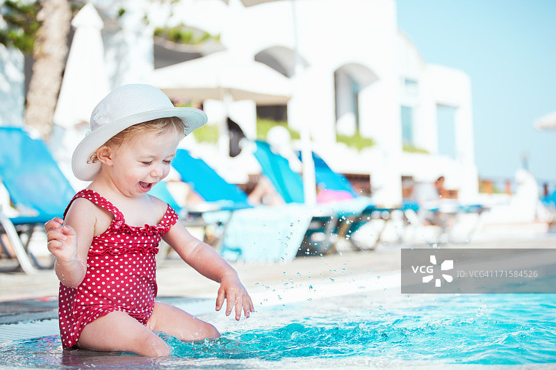 在游泳池的乐趣图片素材