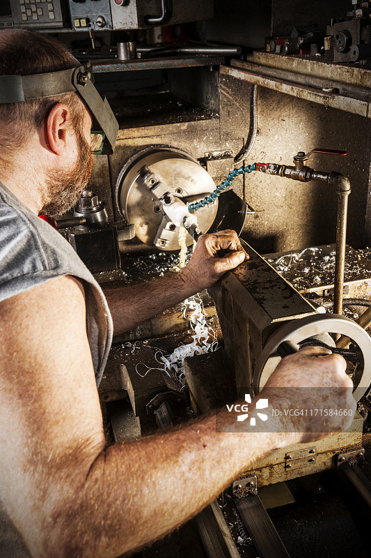 机械师操作金属车床图片素材