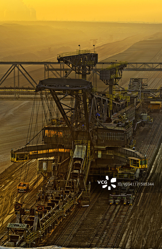 黄昏时分的棕色煤炭露天采矿图片素材