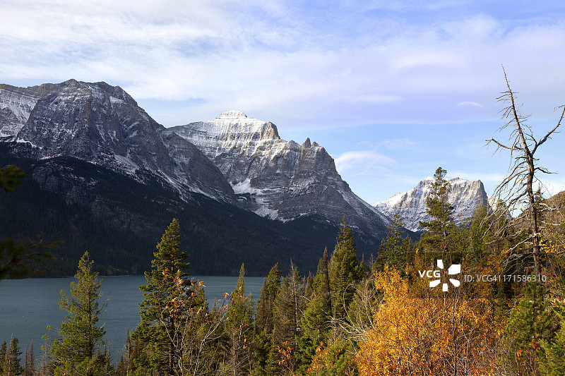 蒙大拿州冰川国家公园的秋色图片素材