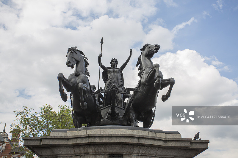 威斯敏斯特桥上的博迪卡雕像图片素材