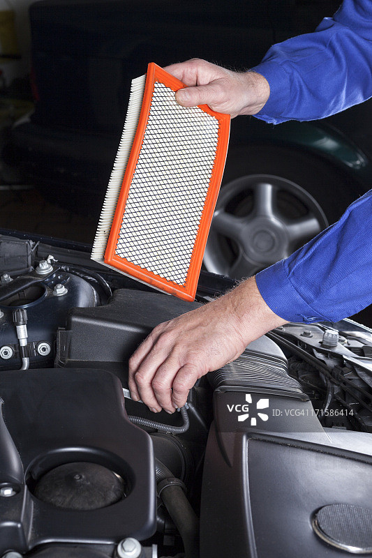 更换发动机空气滤清器图片素材