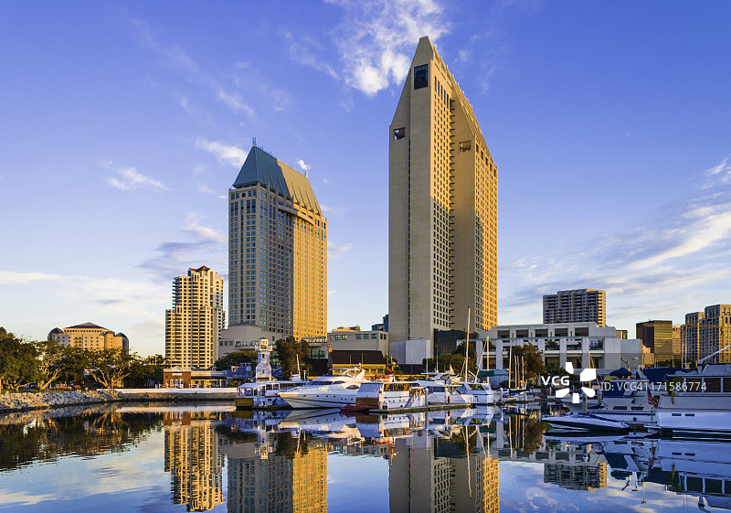 清晨的码头和圣地亚哥天际线图片素材