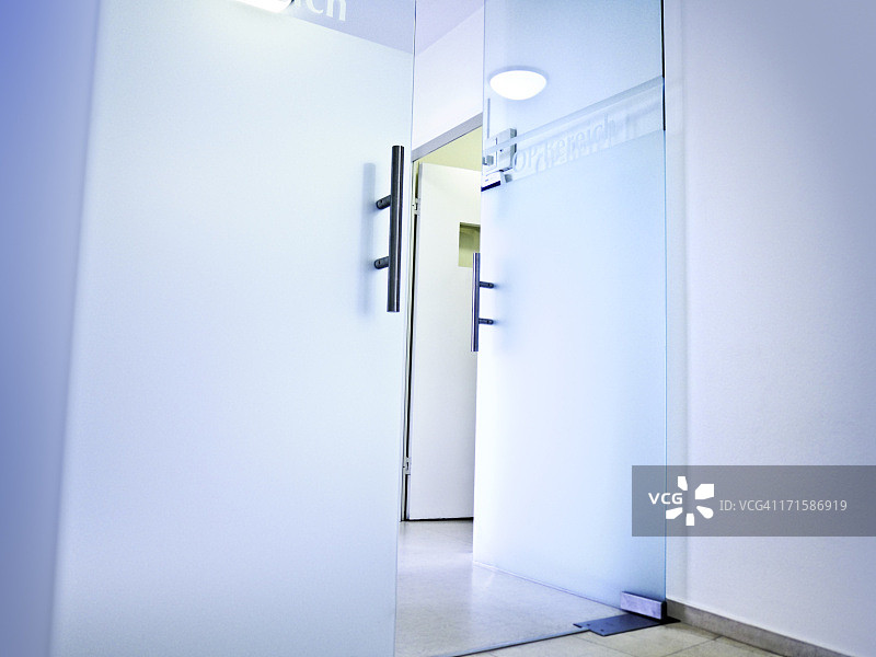 医院手术区敞开式玻璃门图片素材