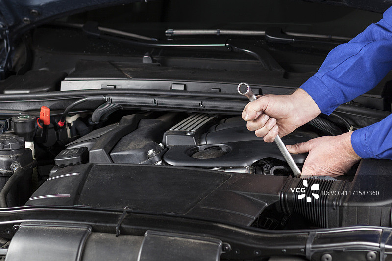 修理工工作中图片素材