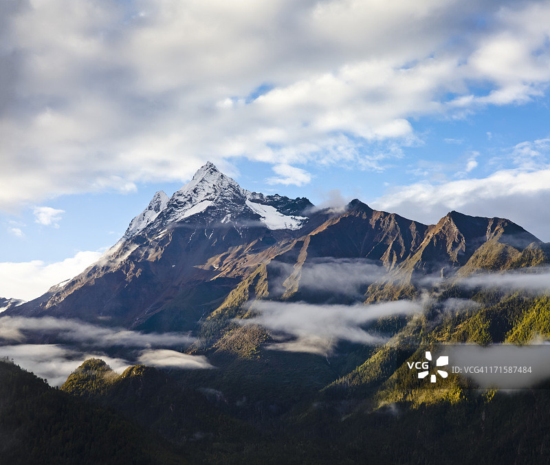 中国西藏嘉拉白垒峰图片素材