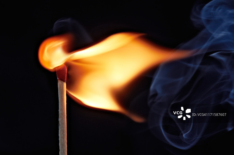 点燃的火柴火焰图片素材