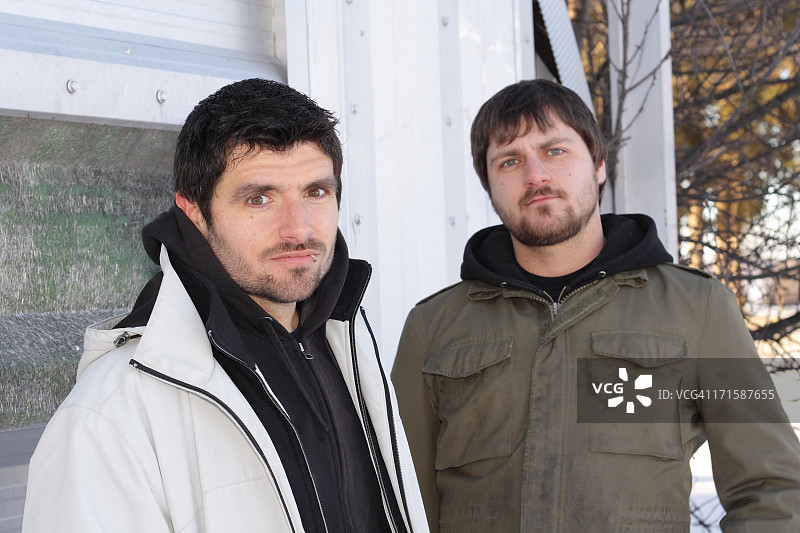 两个男人在闲逛图片素材