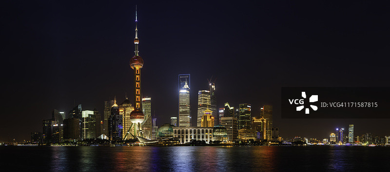 上海浦东摩天大楼东方明珠霓虹夜景全景图片素材