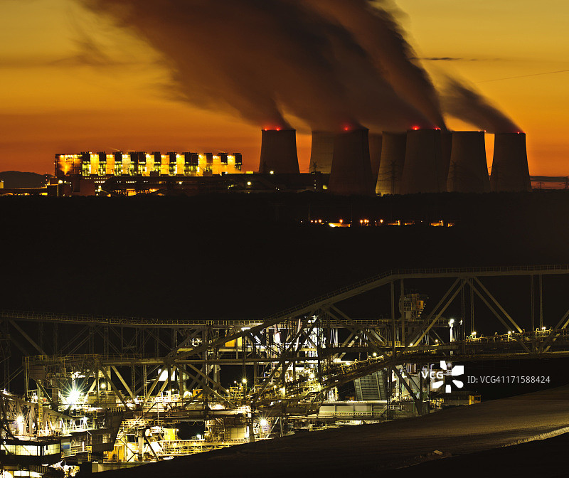 褐煤露天采矿与发电厂图片素材