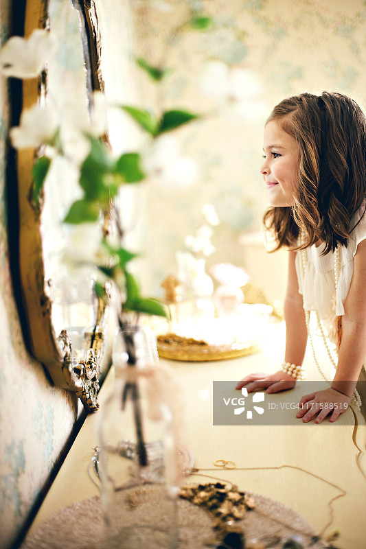 女性复古幸福小女孩图片素材