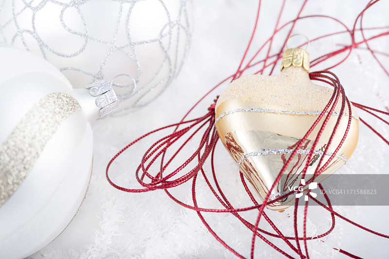 红色和白色球体中的金色心形装饰图片素材