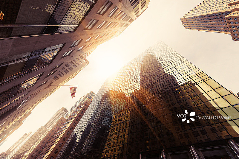 阳光下的办公摩天大楼图片素材