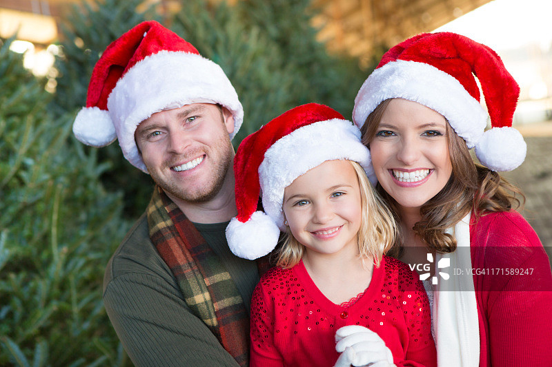 一家人在圣诞树农场图片素材