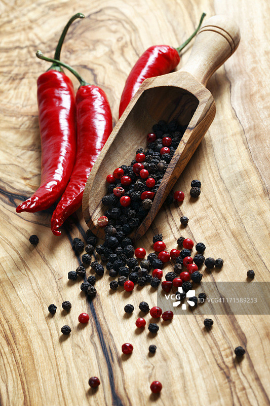 橄榄木勺和砧板上的辣椒图片素材