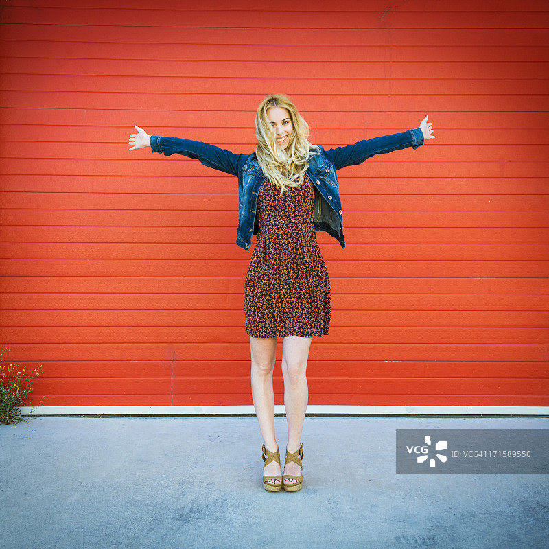 充满活力的年轻女孩图片素材