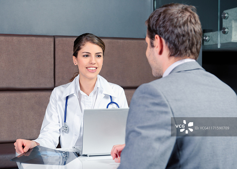 青年商人与女医生交谈图片素材