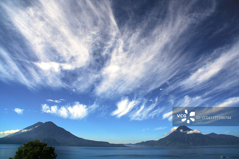危地马拉帕纳哈切尔阿蒂特兰湖的壮丽云景和火山图片素材