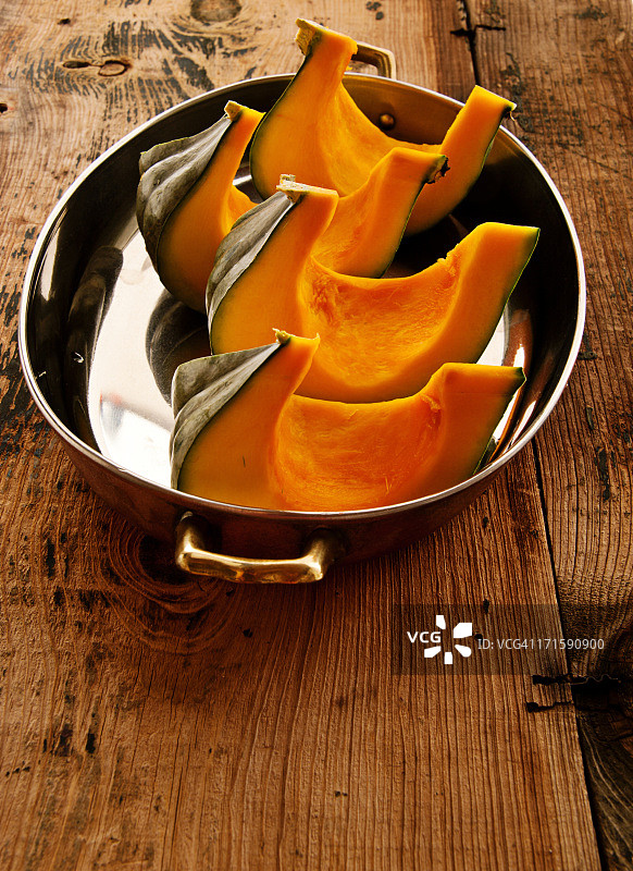 旧木桌上的秋季南瓜图片素材