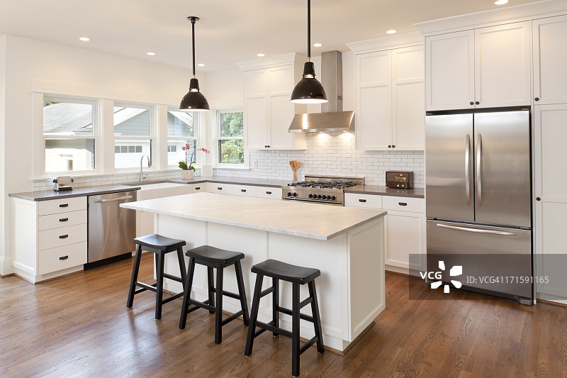 现代豪华住宅中的新厨房图片素材