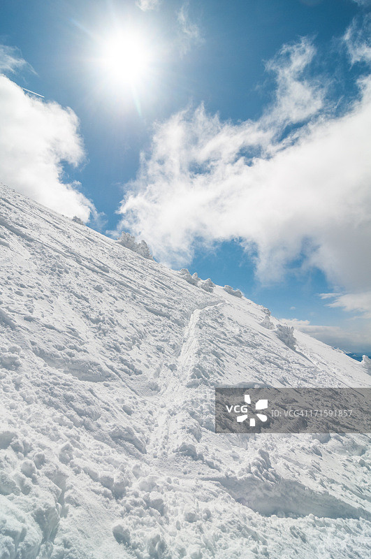 晴天的高山景观图片素材