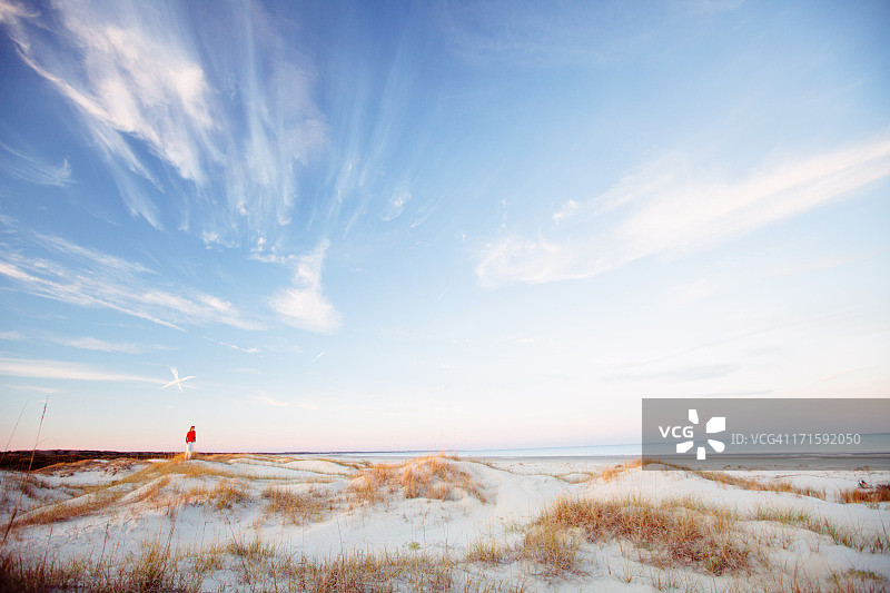 在海滩上跑步的年轻健康男人图片素材