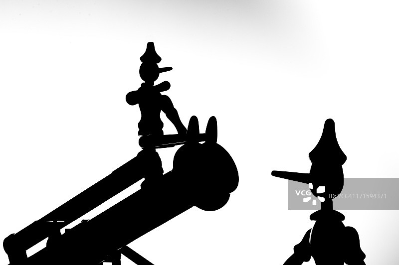 望远镜上的小木偶图片素材