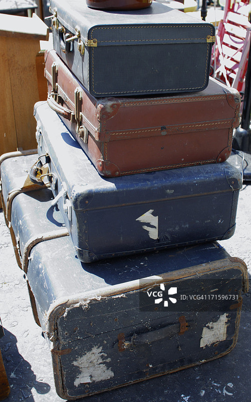 待售的旧行李箱图片素材