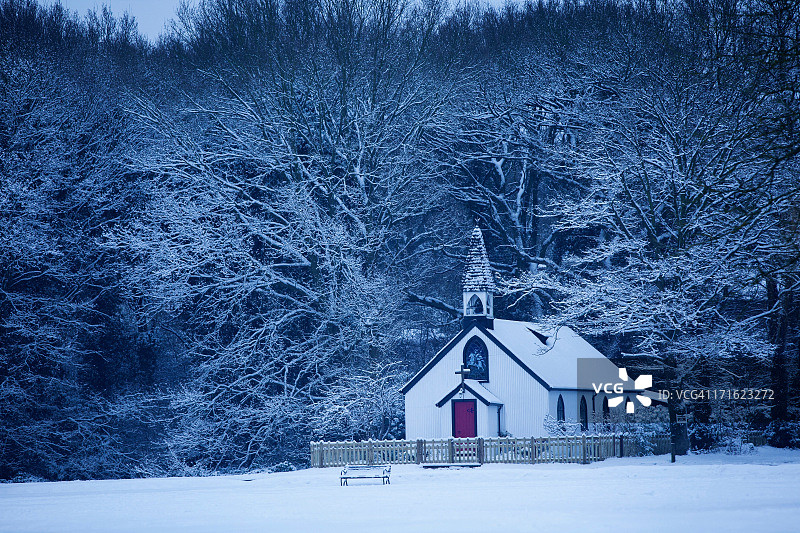 雪地教堂：英国萨里郡圣乔治教堂图片素材