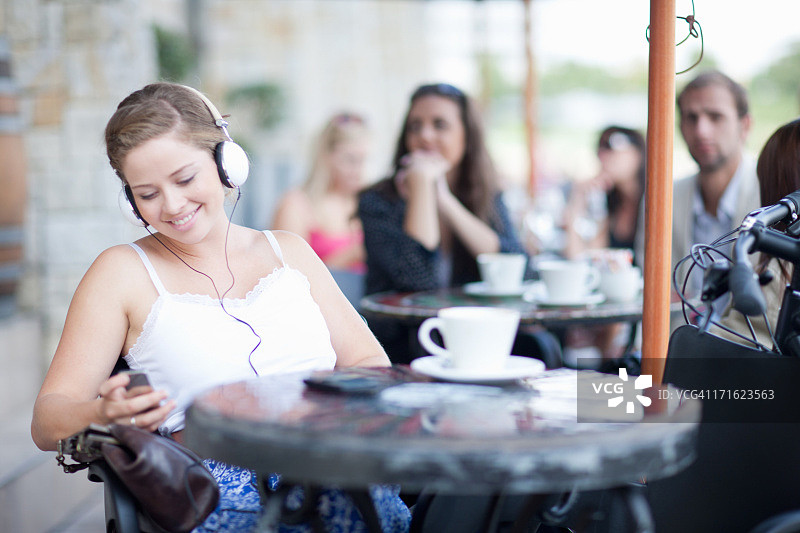 年轻女子在听音乐图片素材