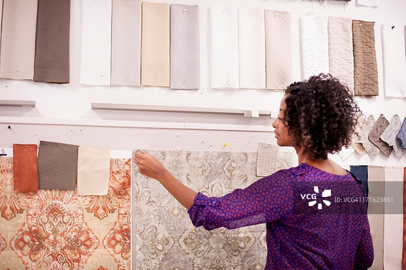 面料设计师与面料样品图片素材