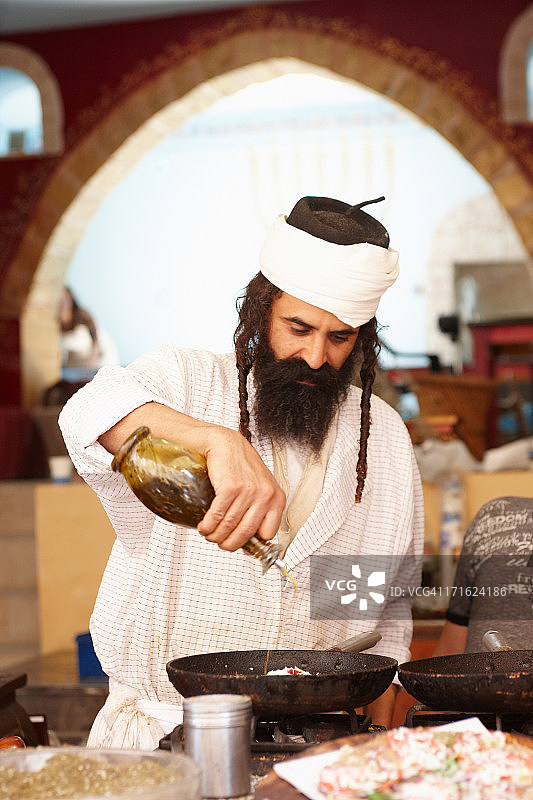 男人在以色列萨费德的食品摊位烹饪图片素材